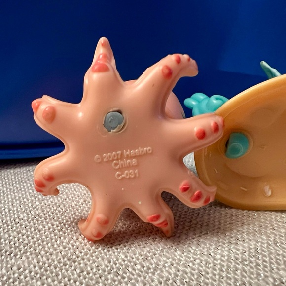 Littlest Pet Shop LPS #513 Pink Octopus #514 Green Fish with seaweed accessory - Picture 8 of 9